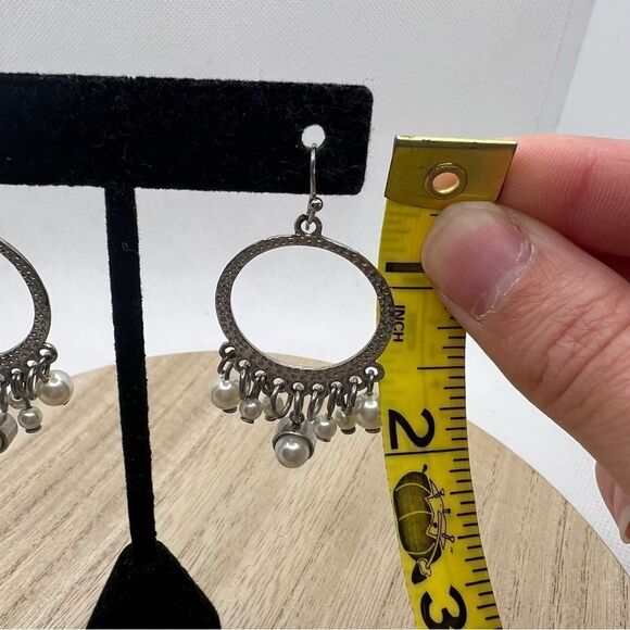 Faux Pearl hammered silver tone hoop dangle drop earrings - Picture 3 of 4